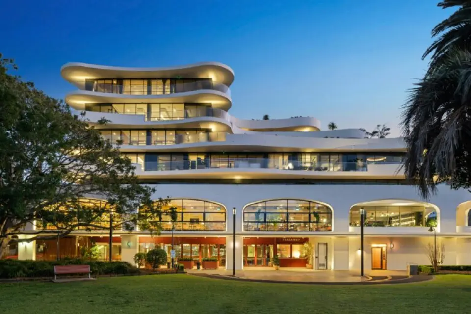 Curved exterior of the PARC Pavilion hospitality development at sunset in Cronulla, delivered with coordinated building services engineering by Greenview.